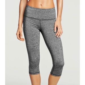 Victoria’s Secret Gray VSX Knockout Crapi Legging